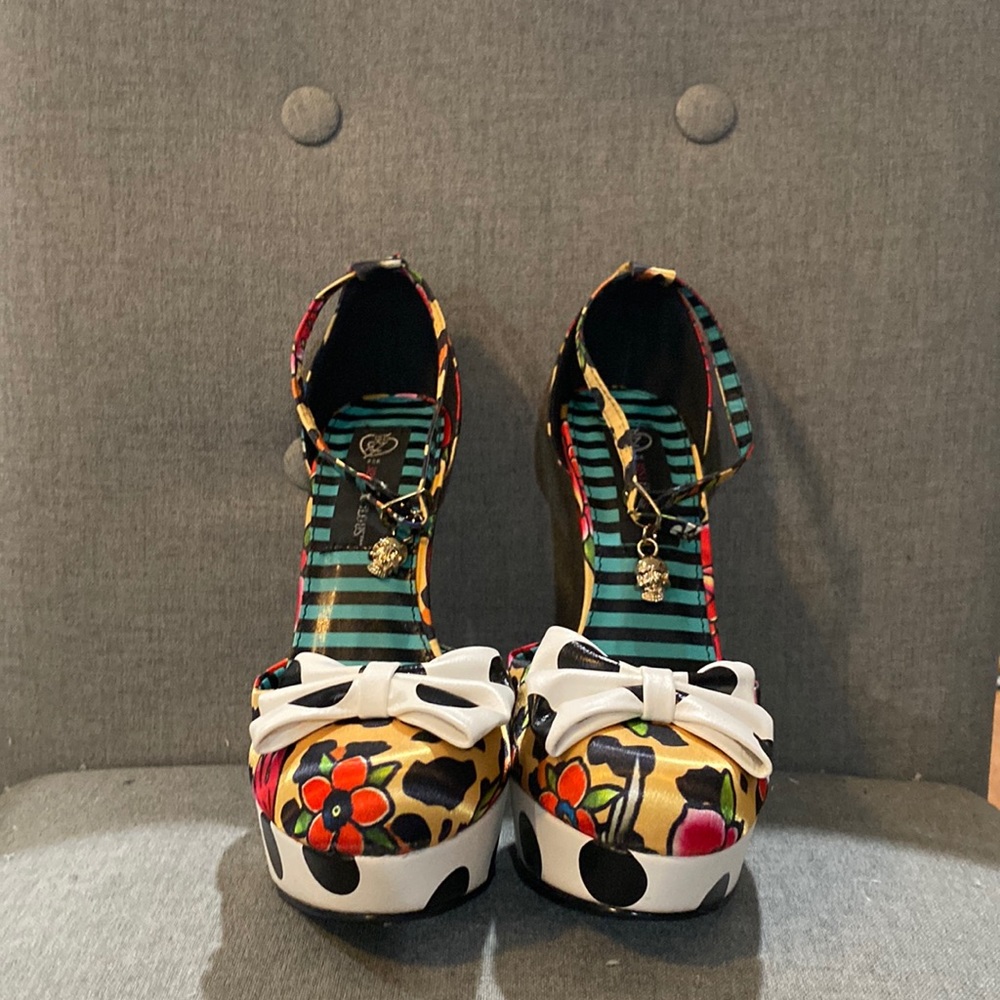 Lounge days platform heels